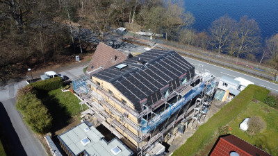 Blick über das Haus zum Wasserzugang hin.jpg