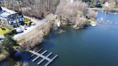 Blick vom Wasser zum Haus und zum Steg hin.jpg