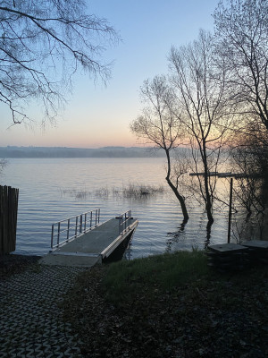 Blick zum See am frühen Morgen vom Ufer aus am Ostersonntag.jpg