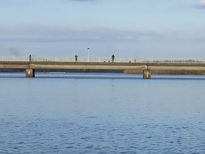 Angler auf der Fußgängerbrücke am Möhnesee.jpg