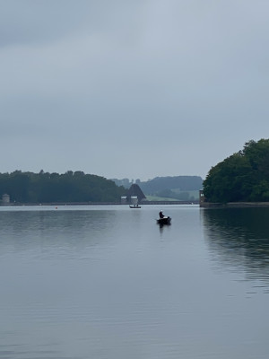 8 Viele Angler am Wasser.JPG