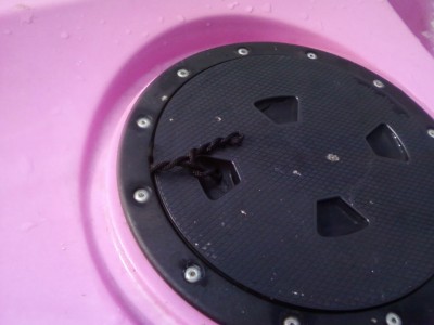 18_Foto-0109.jpg (106.15 KiB) 7626 mal betrachtet Die undichte Ladeluke. Fotografiert direkt danach am Strand bei der Fehleranalyse.